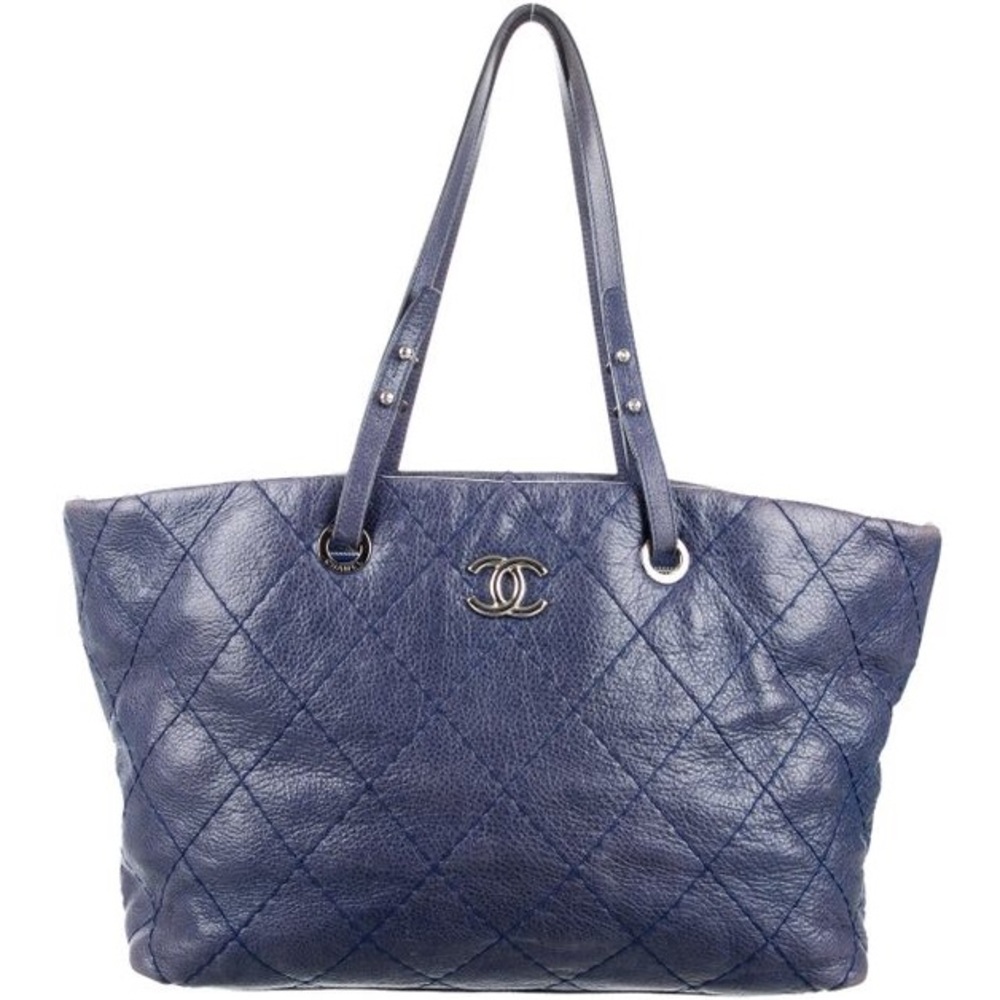 ⬇️$2200 CHANEL on the road tote - Picture 1 of 5